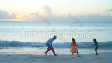<strong>一家人的</strong>父亲和小可爱<strong>的</strong>孩子享受海滩度假。 流动人口